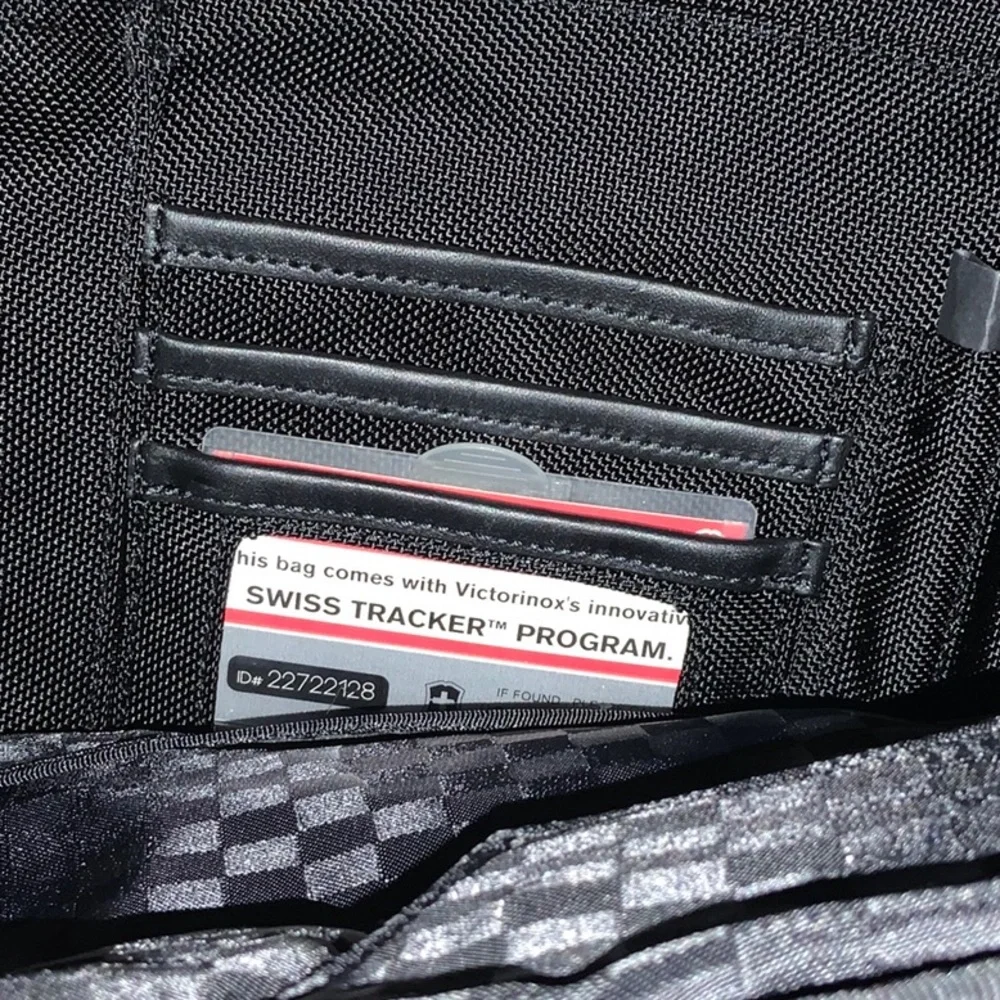Victorinox Men’s Black Leather mix Expandable Brief Messenger Work Bag. NWOT.